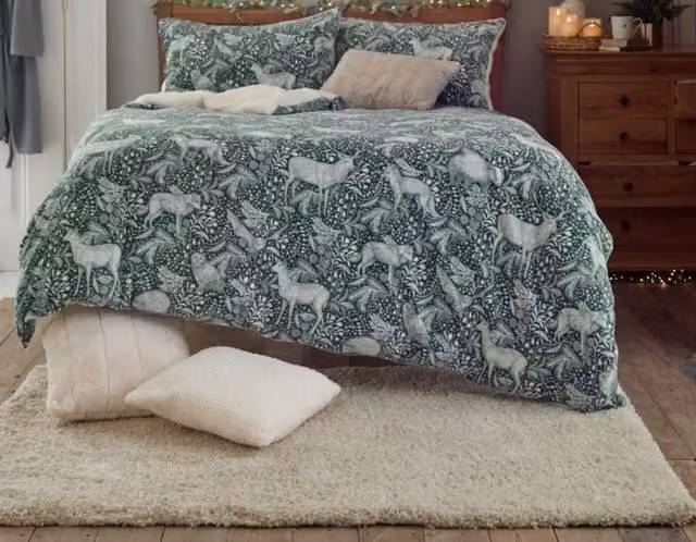Deyongs Woodland Folk Printed Cotton Rich Duvet Cover and Pillowcase Set in Dark Green, W/D/H: 140 x 200 cm