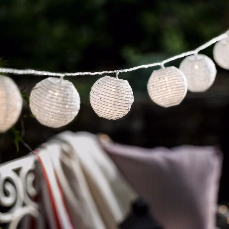 Lights4fun 4m Connectable Weather-Resistant Oriental Cut Out Lantern String Lights with 20 Warm White LED Bulbs in Beige and White