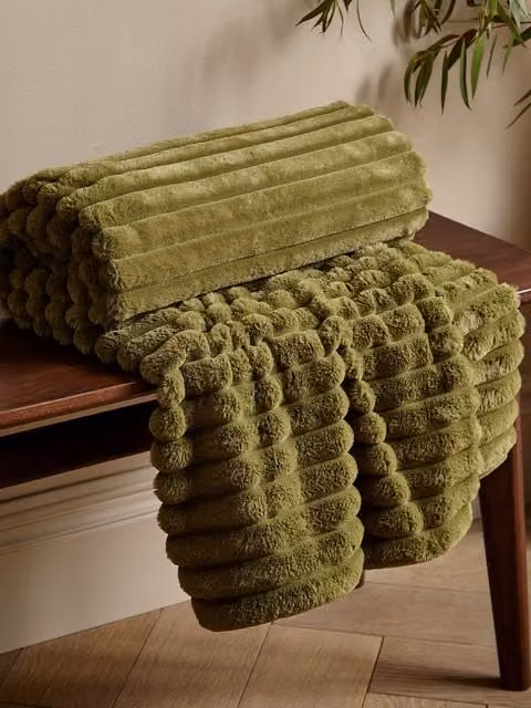 Catherine Lansfield Cosy Ribbed Faux Fur Throw in Green, W/D/H: 130 x 170 cm – 1