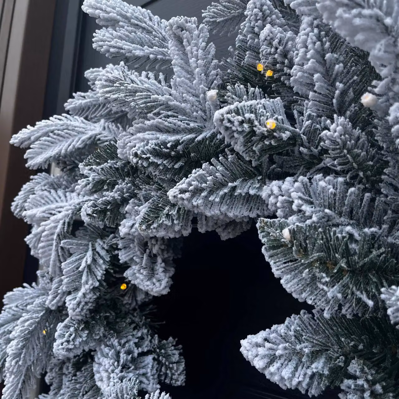 Outdoor Living Snow Flocked Mixed Branch Prelit Christmas Wreath with Timer in Green and White, Diameter: 60 cm – 3