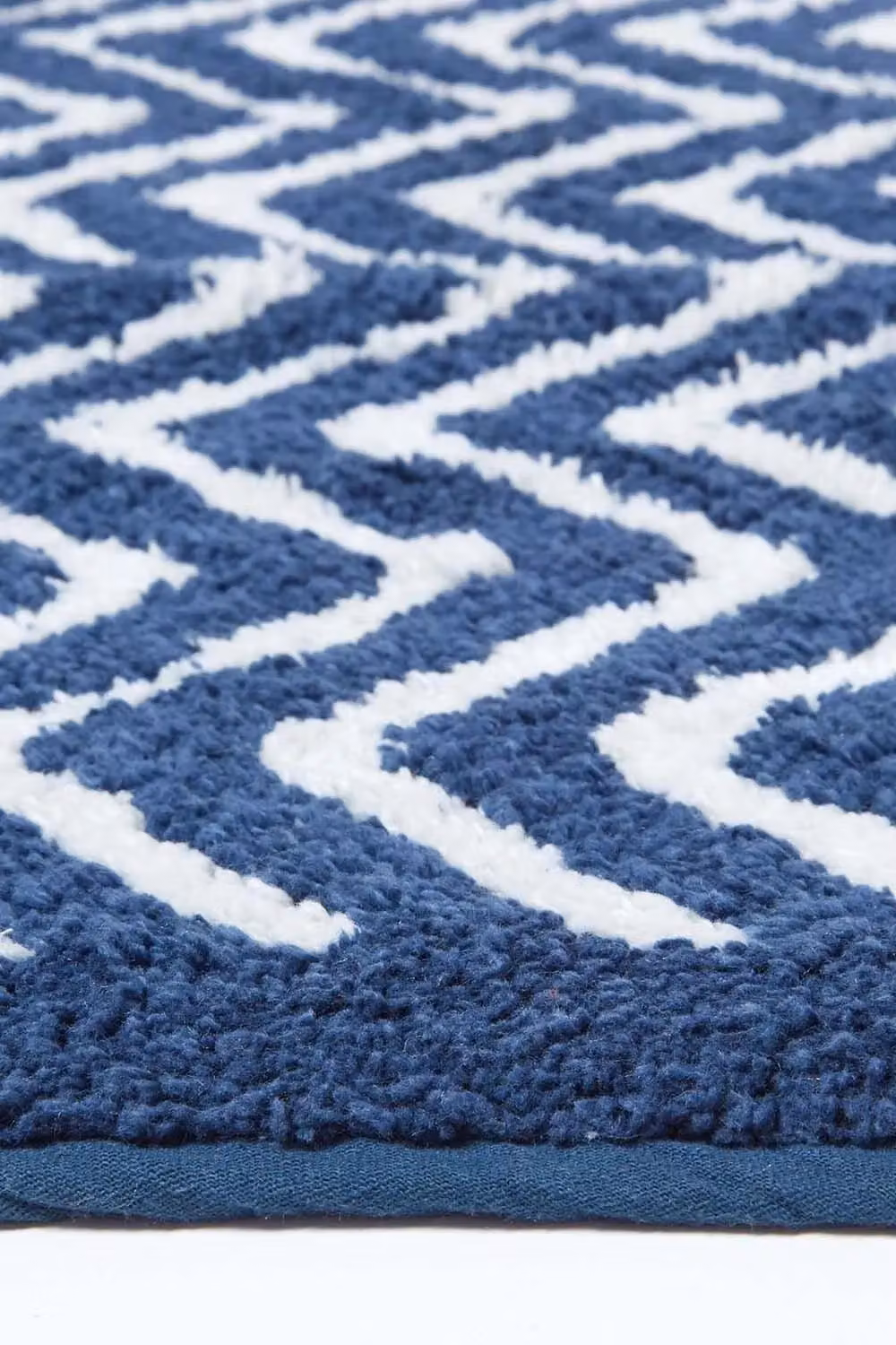 Homescapes Tidal Cotton Bathmat in Blue and White with Geometric Chevron Pattern and Non-Slip Backing, W: 50 cm, D: 80 cm – 3