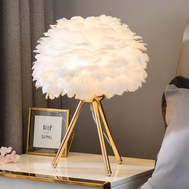 Livingandhome Tripod Feather Table Lamp in Gold/Brass with White and Yellow Goose Feathers