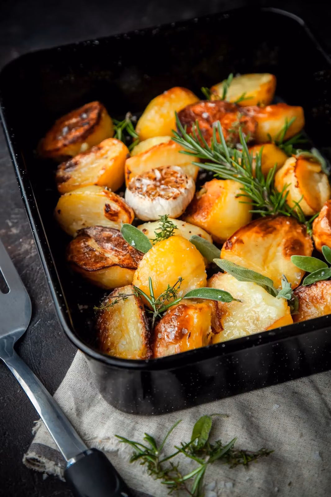 MasterClass Vitreous Enamel Rectangular Roasting Tin, Black, W: 34 cm, D: 26 cm, H: 7 cm – 7