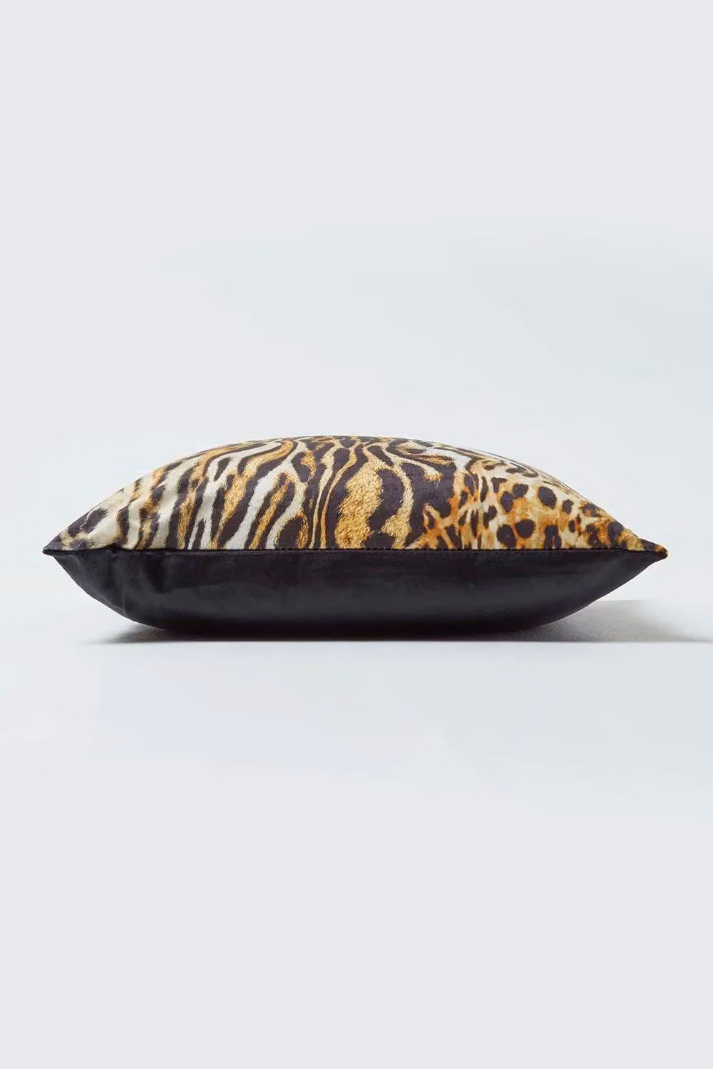 Homescapes Tiger Print Velvet Cushion in Gold and Black, W/D/H: 46 x 46 x 46 cm – 3