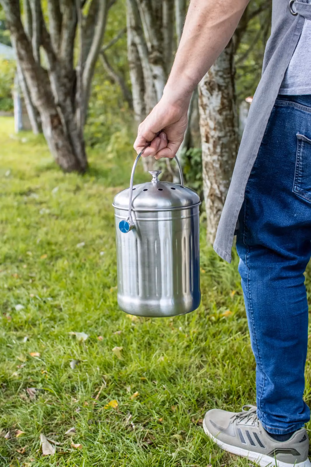 KitchenCraft Stainless Steel Compost Bin in Silver with Odour Filter and Flip Lid, 5 Litres – 9