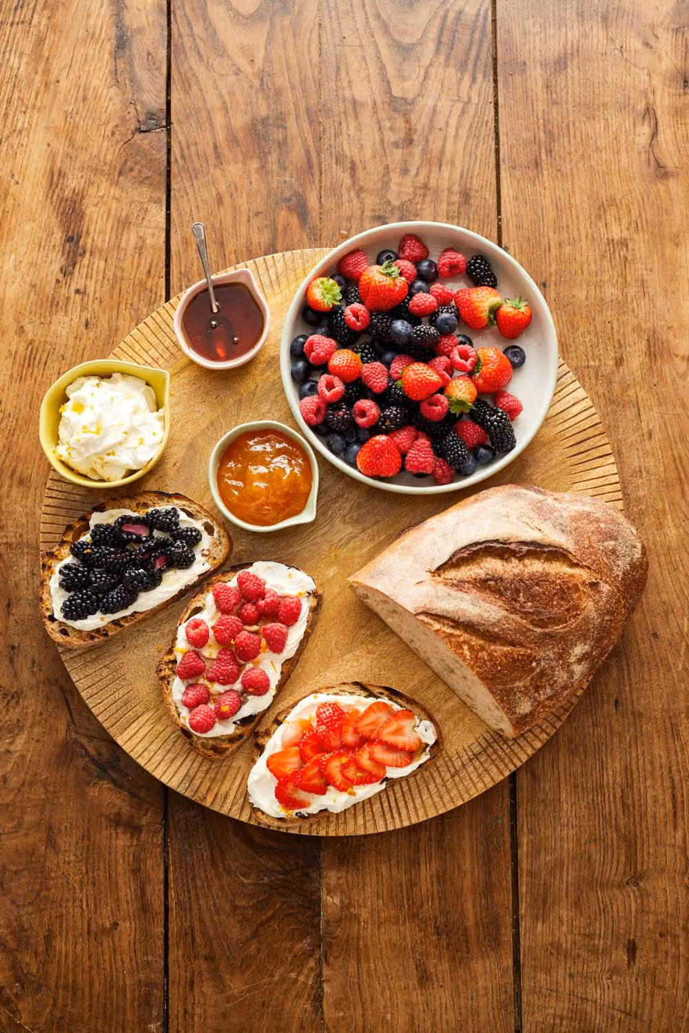 Jamie Oliver Big Love Solid Wood Serving Board Set in Brown – 2