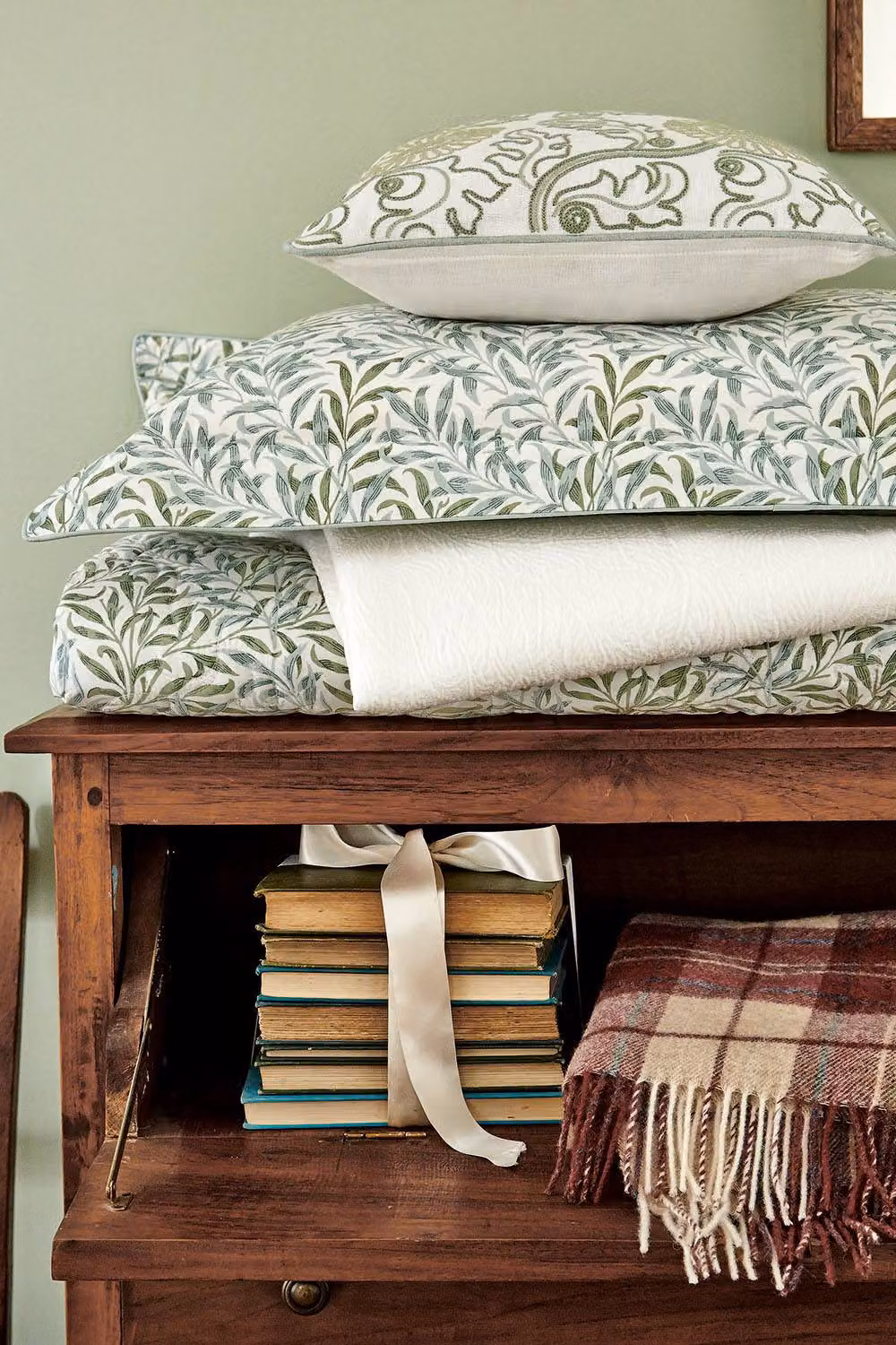 Morris & Co Willow Bough Quilted Cotton Floral Throw in Green – 2