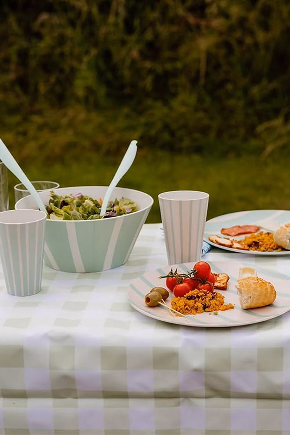 Bayside Thurlestone 16pc Stackable Melamine Picnic Dinner Service Set in Multicolour Striped White and Green – 3