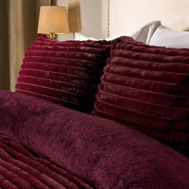 OHS Ribbed Faux Fur Duvet Cover Set in Red or Purple, 200 x 200 cm