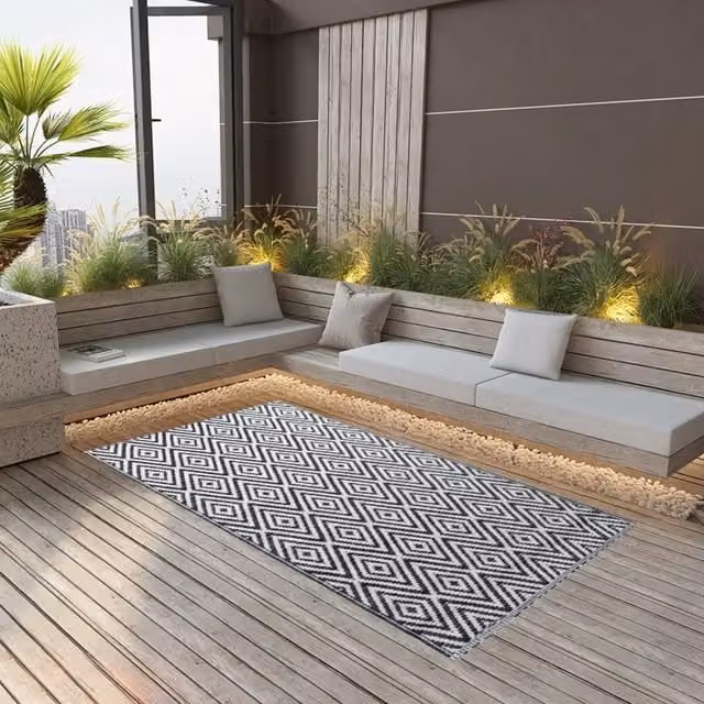 Berkfield Home Modern Outdoor Polypropylene Carpet in White and Black, W/D: 120 x 180 cm – 1