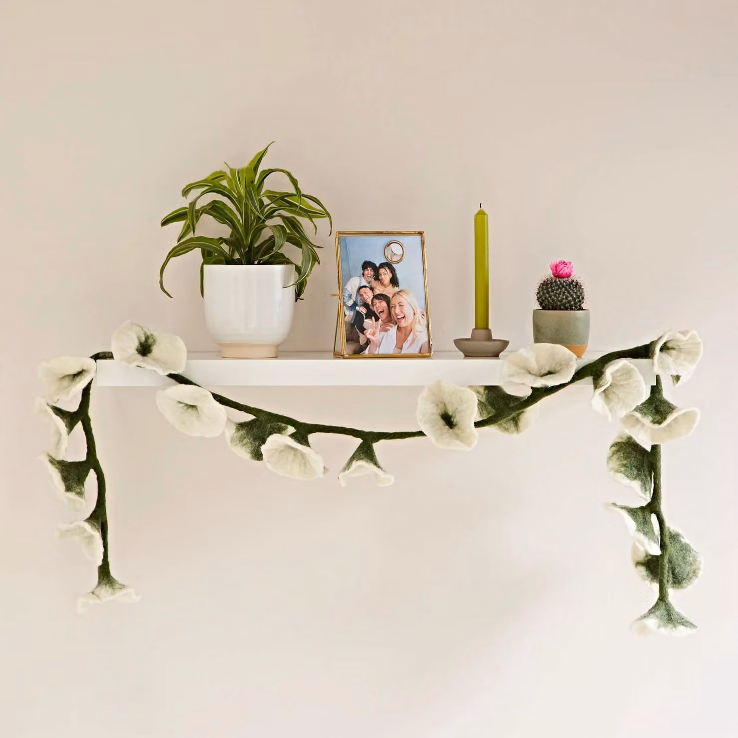 Paper High Handcrafted Felt Flower Garland in Beige, 160 cm Long with 20 Flowers – 1