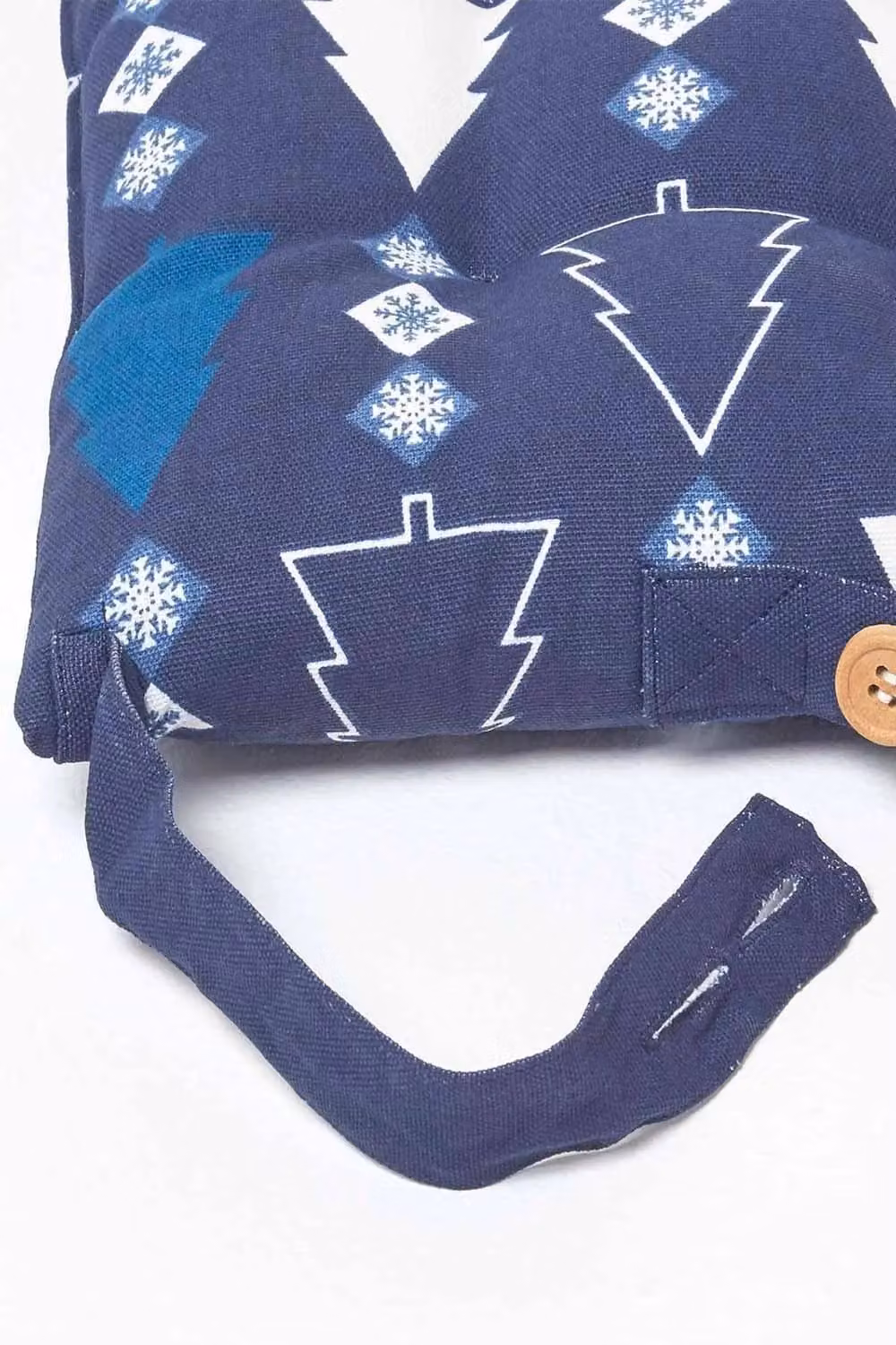 Homescapes Set of 4 Blue and White Christmas Tree Pattern Cotton Seat Pads with Ties, W/D/H: 40 x 40 x 40 cm – 3