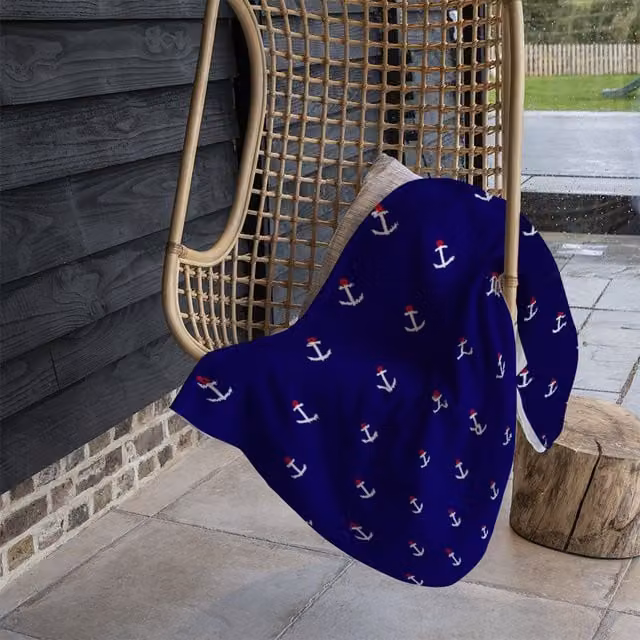 Benjamin Tate Design Maritime Fleece Blanket with White and Red Anchors on Navy Blue, W/D/H: 120 x 150 cm – 1