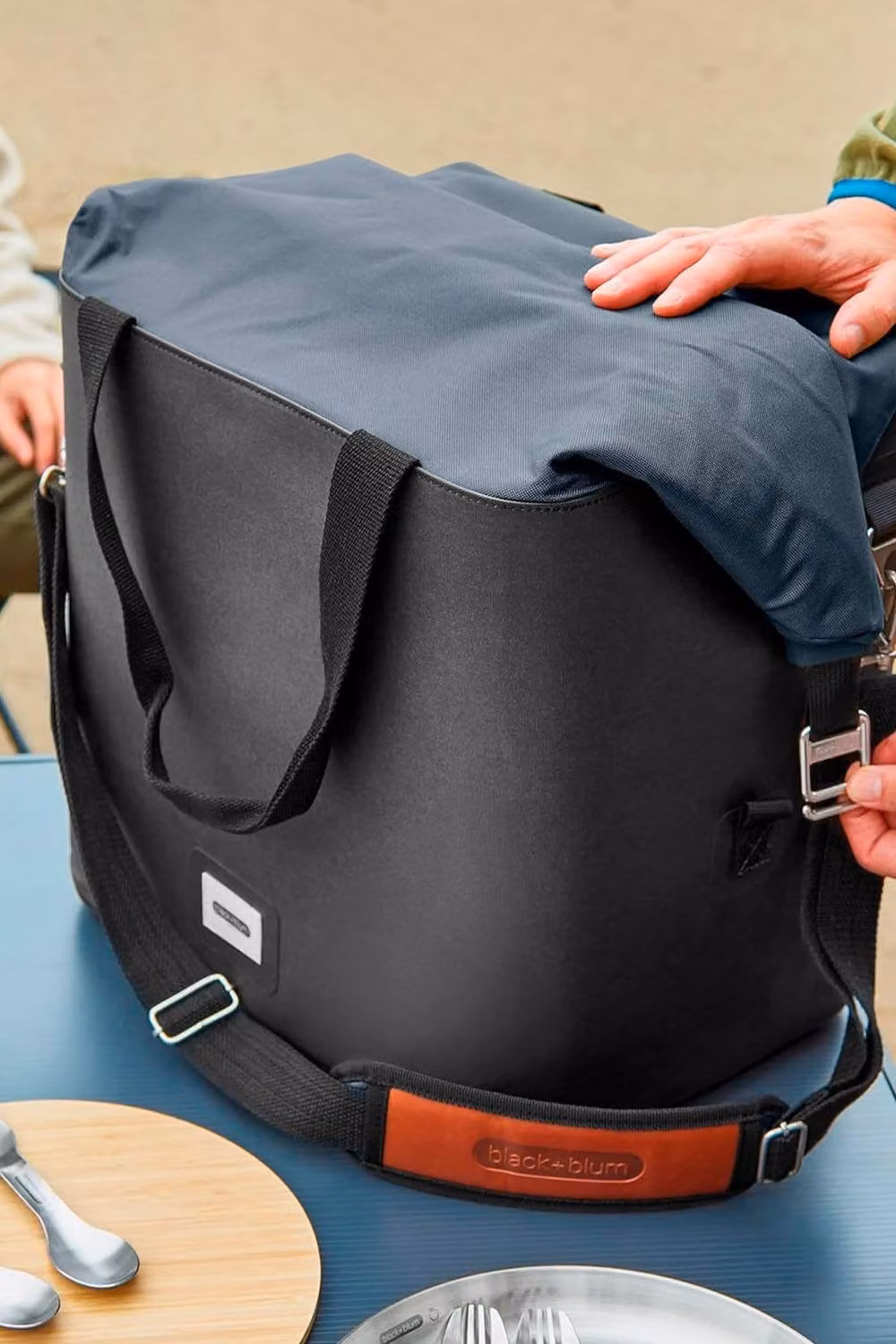 Black + Blum Insulated Cooler Bag 25L in Dark Grey and Black – 1