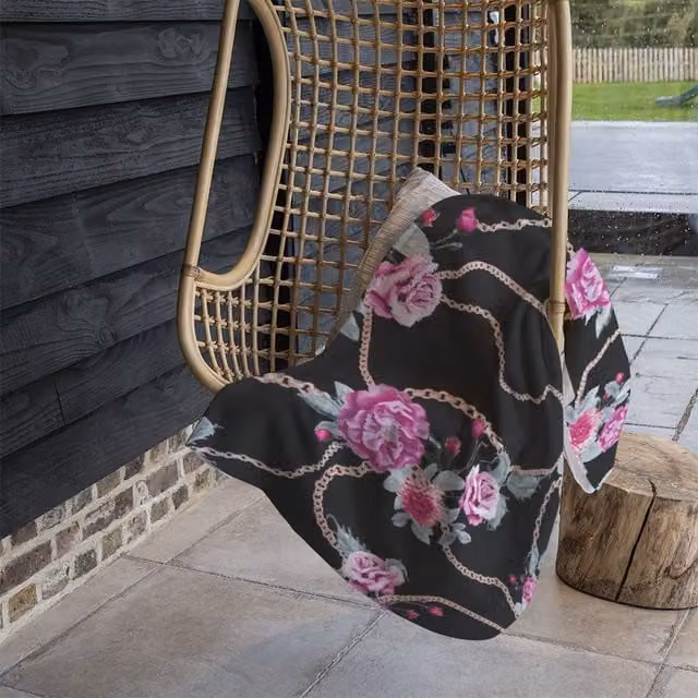 Benjamin Tate Design Chain and Flowers Pattern Fleece Blanket in Black and Beige, W/D/H: 120 x 150 cm – 1