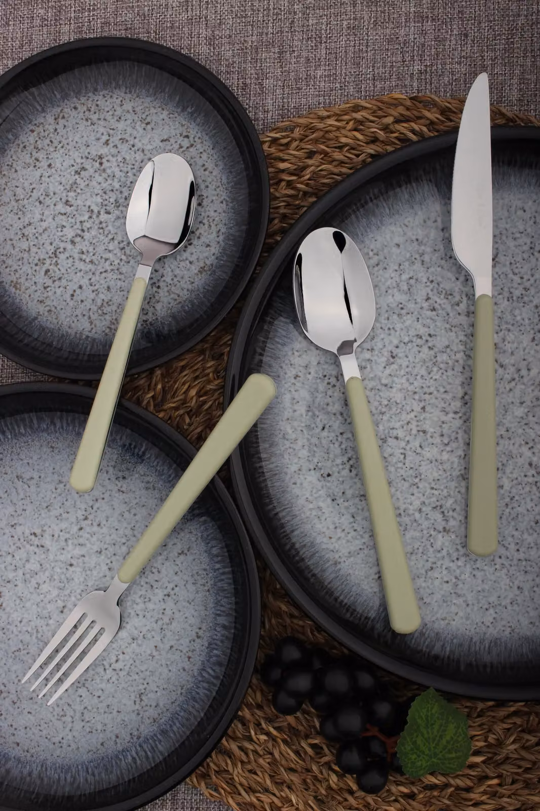 Glim & Glam 16-Piece Stainless Steel Cutlery Set with Matte Green ABS Handles – 3