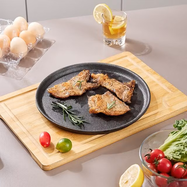 Livingandhome Uncoated Cast Iron Serving Pan with Wooden Tray, Black