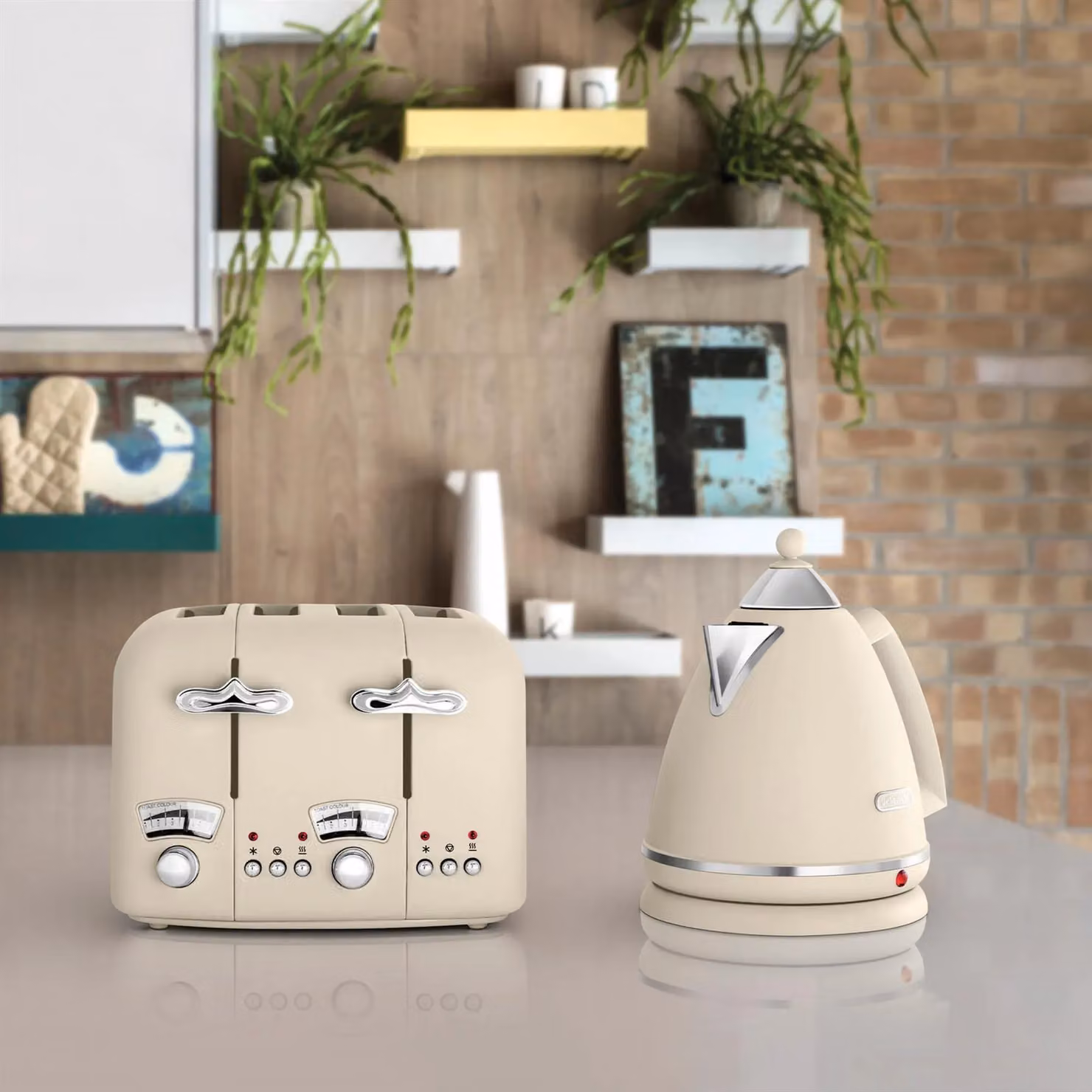 DeLonghi Kettle and 4 Slice Toaster Set, Beige – 2
