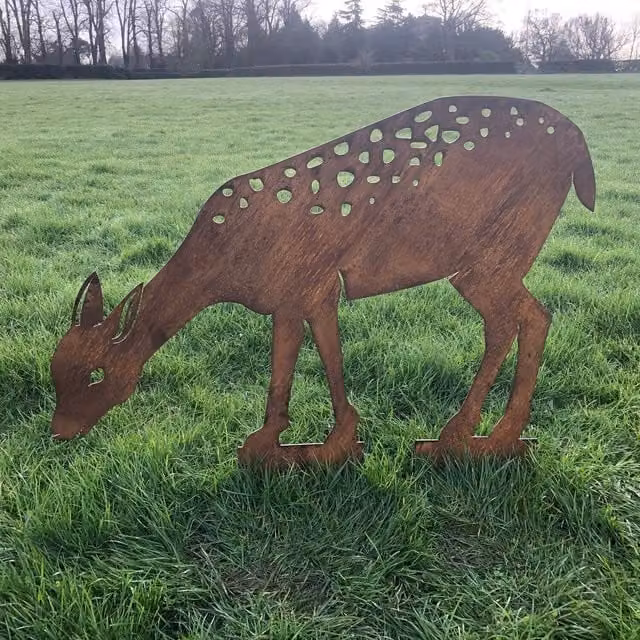 RW NORFOLK Rusty Metal Deer Garden Statue, Brown Freestanding Lawn Ornament, H 90 cm x W 80 cm x D 80 cm