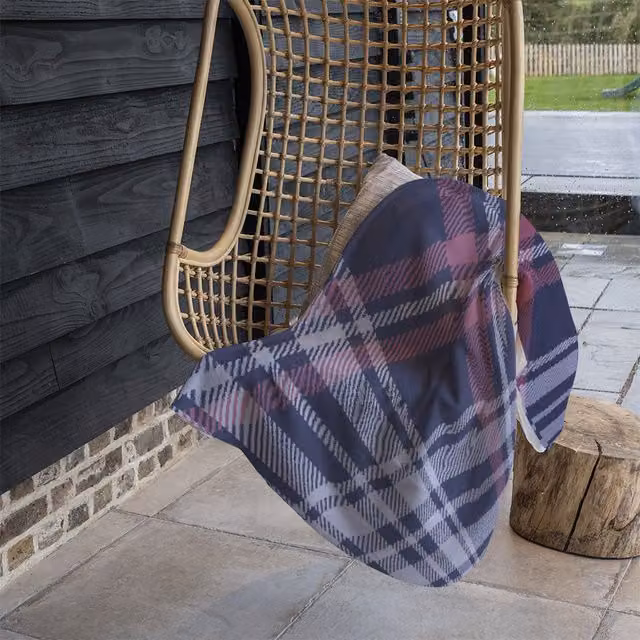 Benjamin Tate Design Fleece Tartan Plaid Pattern Blanket in Blue, Beige and Multicolour, W/D/H: 120 x 150 cm – 1