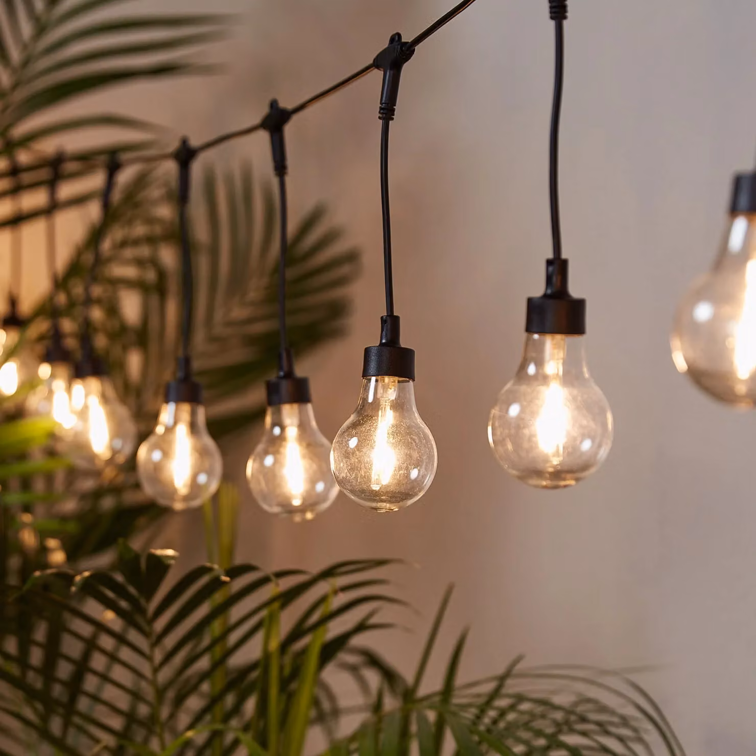 Lights4fun 20 Drop Bulb Vintage Style Solar LED Festoon Lights in Warm White with Remote Control, Timer and Dimming Function