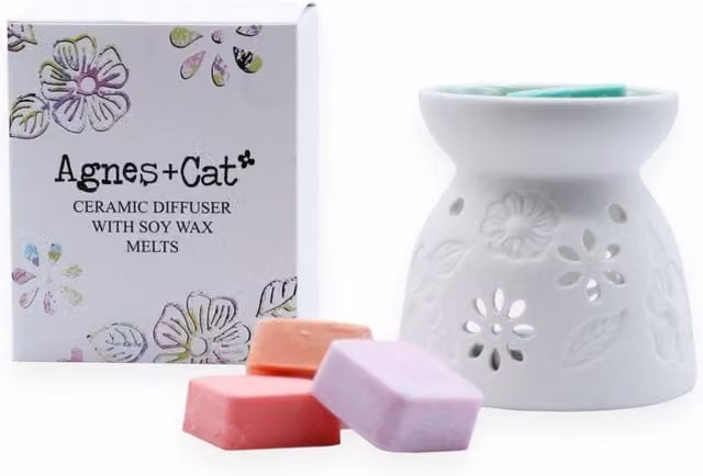 KDMD Agnes & Cat Ceramic Wax Melter in White with 4 Floral and Fruity Soy Melts