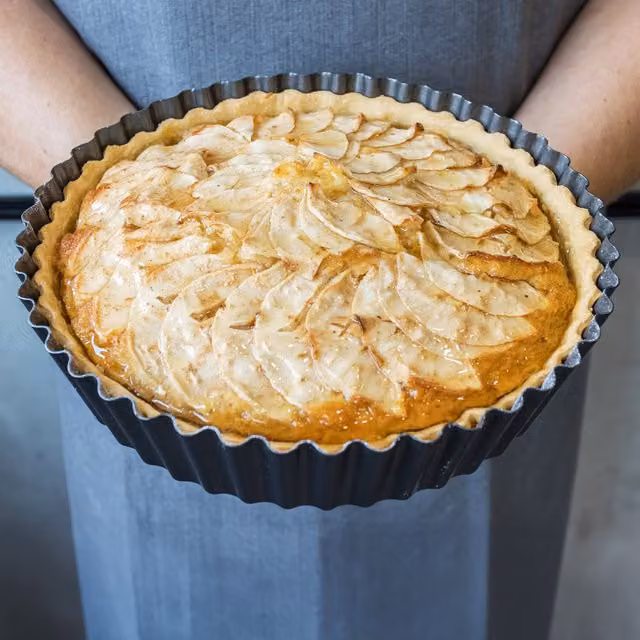 MasterClass Round Non-Stick Loose Base Fluted Tart Tin, Diameter: 25 cm, Black – 1