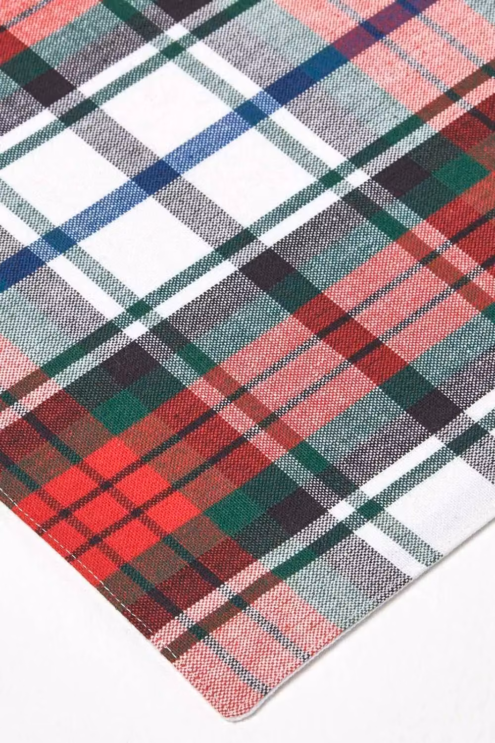 Homescapes Edward Tartan Check Christmas Table Runner, 100% Cotton, White, Green and Red, W/H: 44 x 178 cm – 3