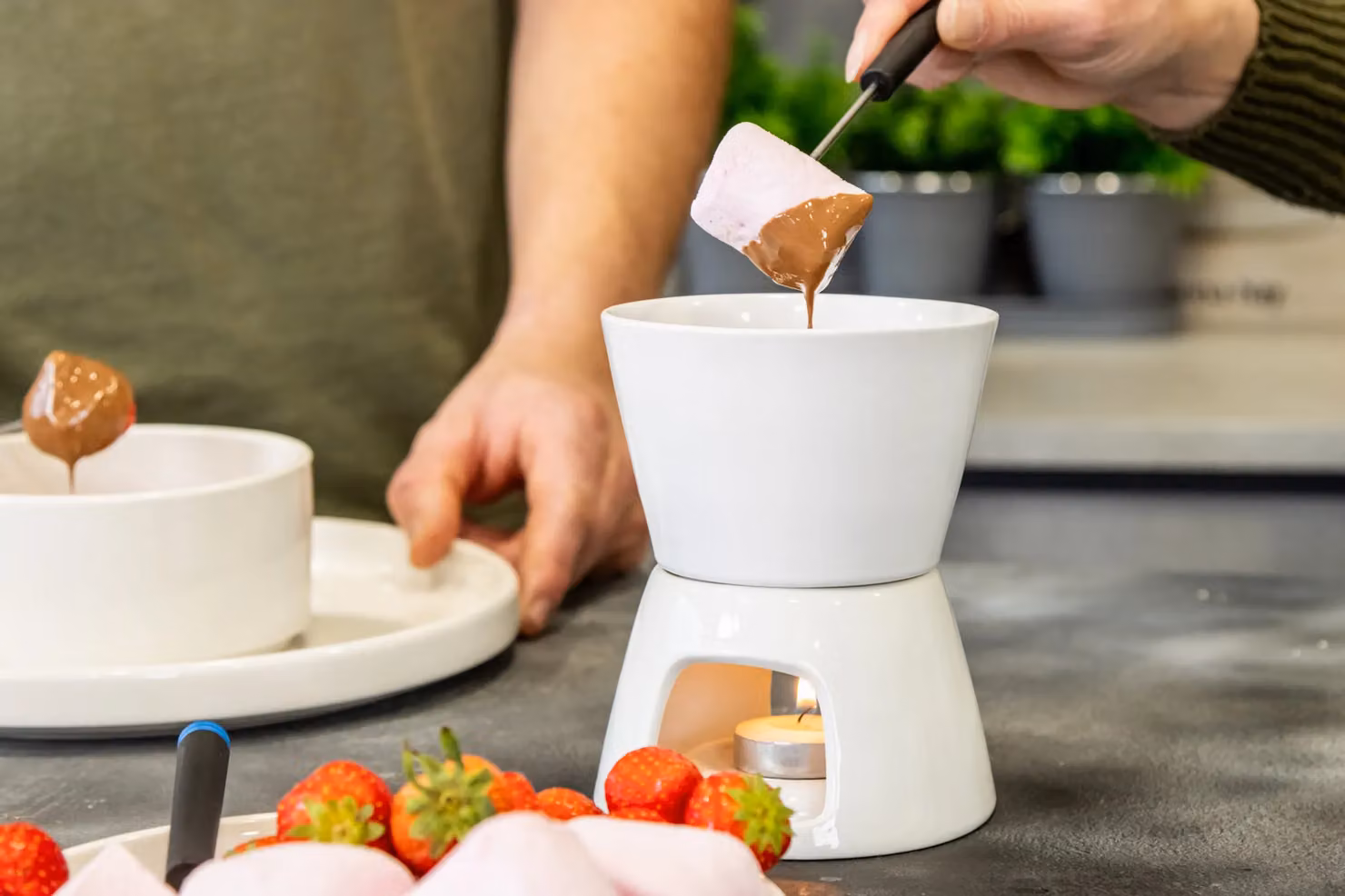 KitchenCraft Chocolate Fondue Set in White – 3