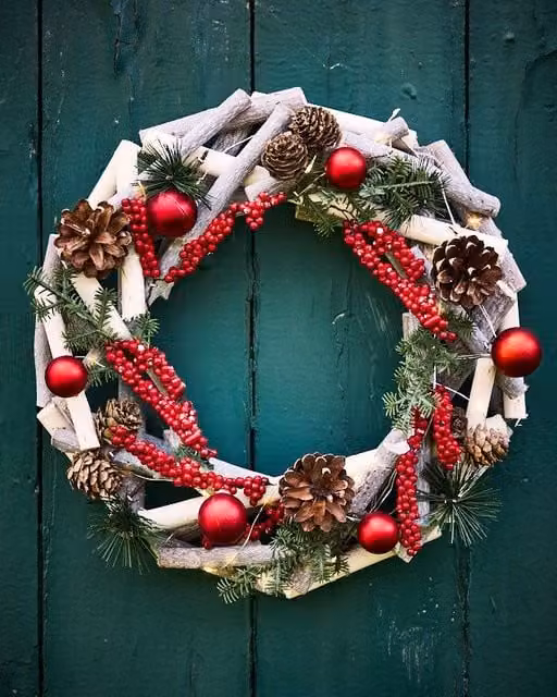 Dibor Woodland Berries Light Up Christmas Wreath in Red, Green and Gold, Diameter: 30 cm