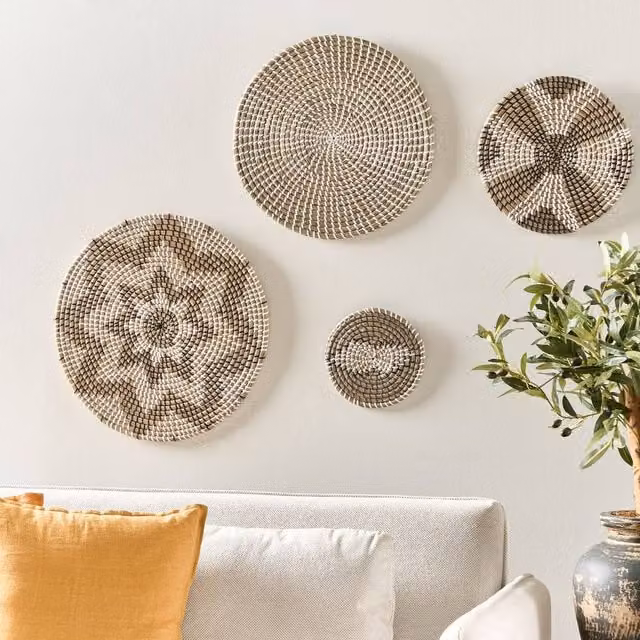 Wyld and Coco Set of 4 Handmade Beige Geometric Seagrass Wall Plates – 1