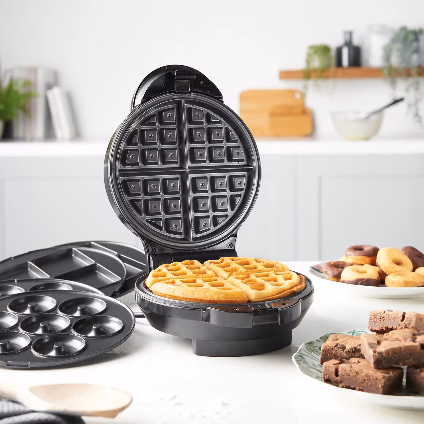 VonShef 3 in 1 Waffle, Brownie and Doughnut Maker with Non-Stick Removable Plates, 800W, Black – 2