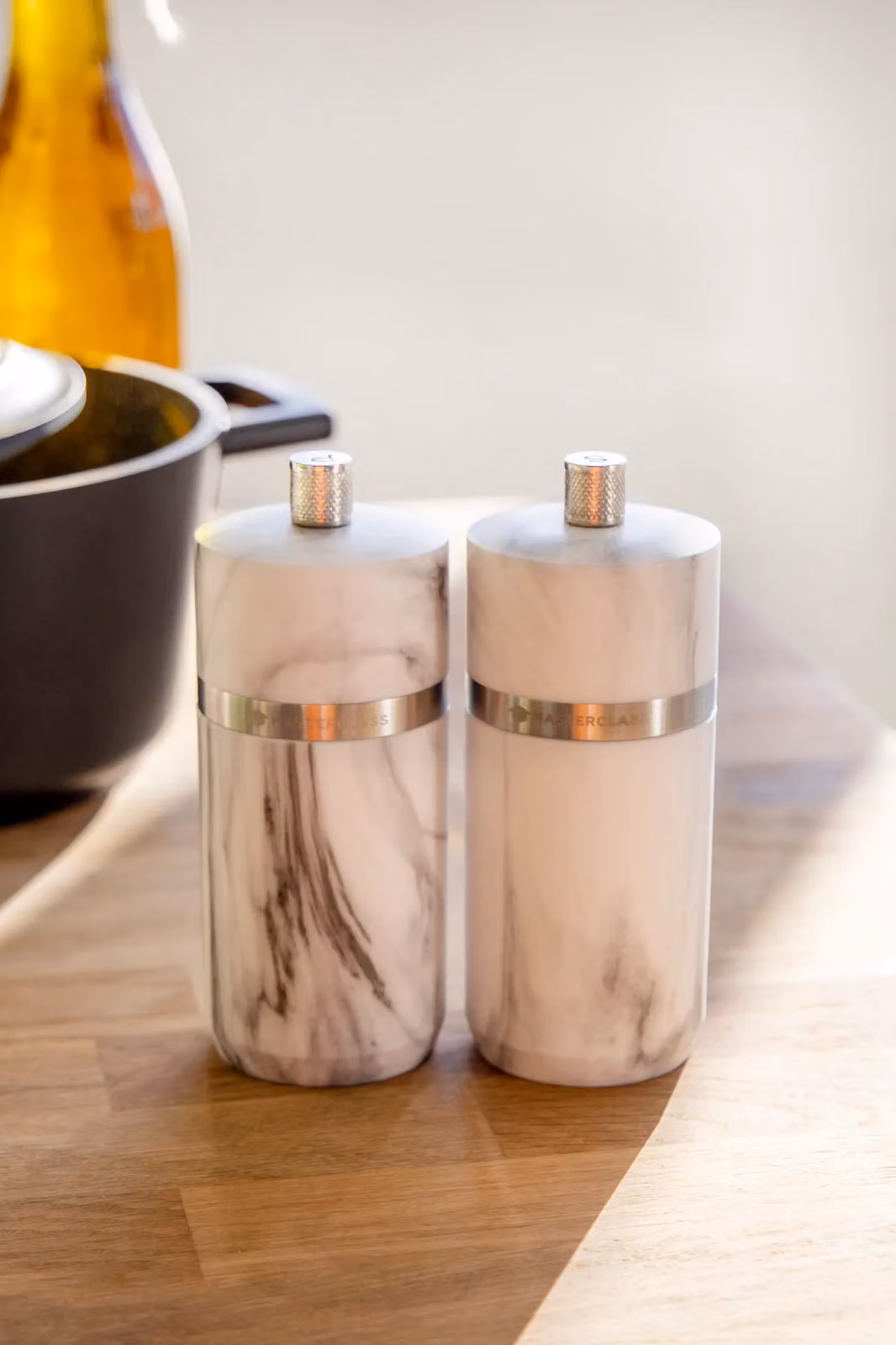 MasterClass Salt or Pepper Grinder in White and Multicolour Marble Effect, Height: 12 cm – 3