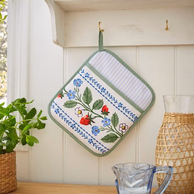 Ulster Weavers Strawberry Patch Cotton Oven Glove in Multicolour