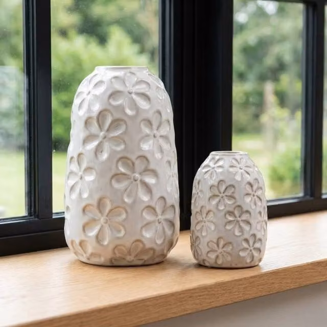 Garden Greatness Botanical Embossed Daisy Porcelain Vase Duo in White and Multicolour, H 20.8 cm x W 12.0 cm x D 11.5 cm