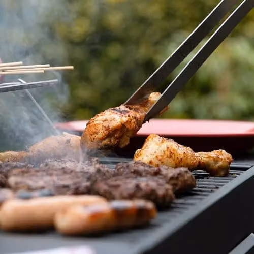 George Foreman Large Charcoal BBQ in Black, Portable Outdoor Smoker with Lid Cover, Adjustable Cast Iron Grill and Integrated Temperature Gauge, W/D/H: 109 x 103 x 46 cm – 3