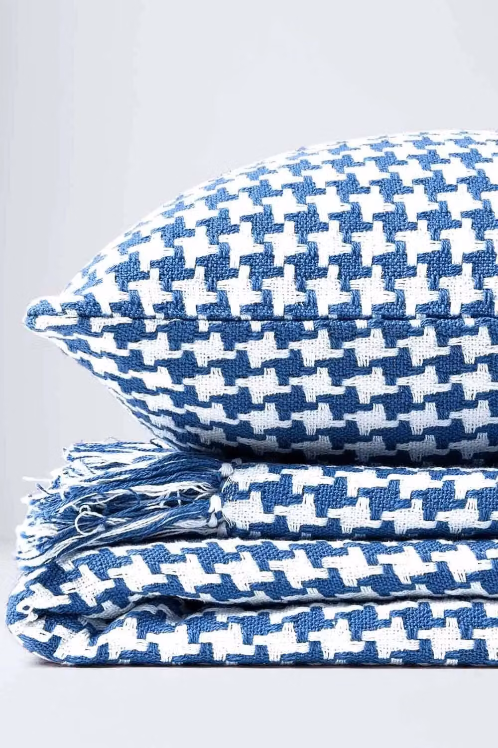 Homescapes Blue Houndstooth 100% Cotton Cushion Cover, W/D/H: 60 x 60 x 0 cm – 2