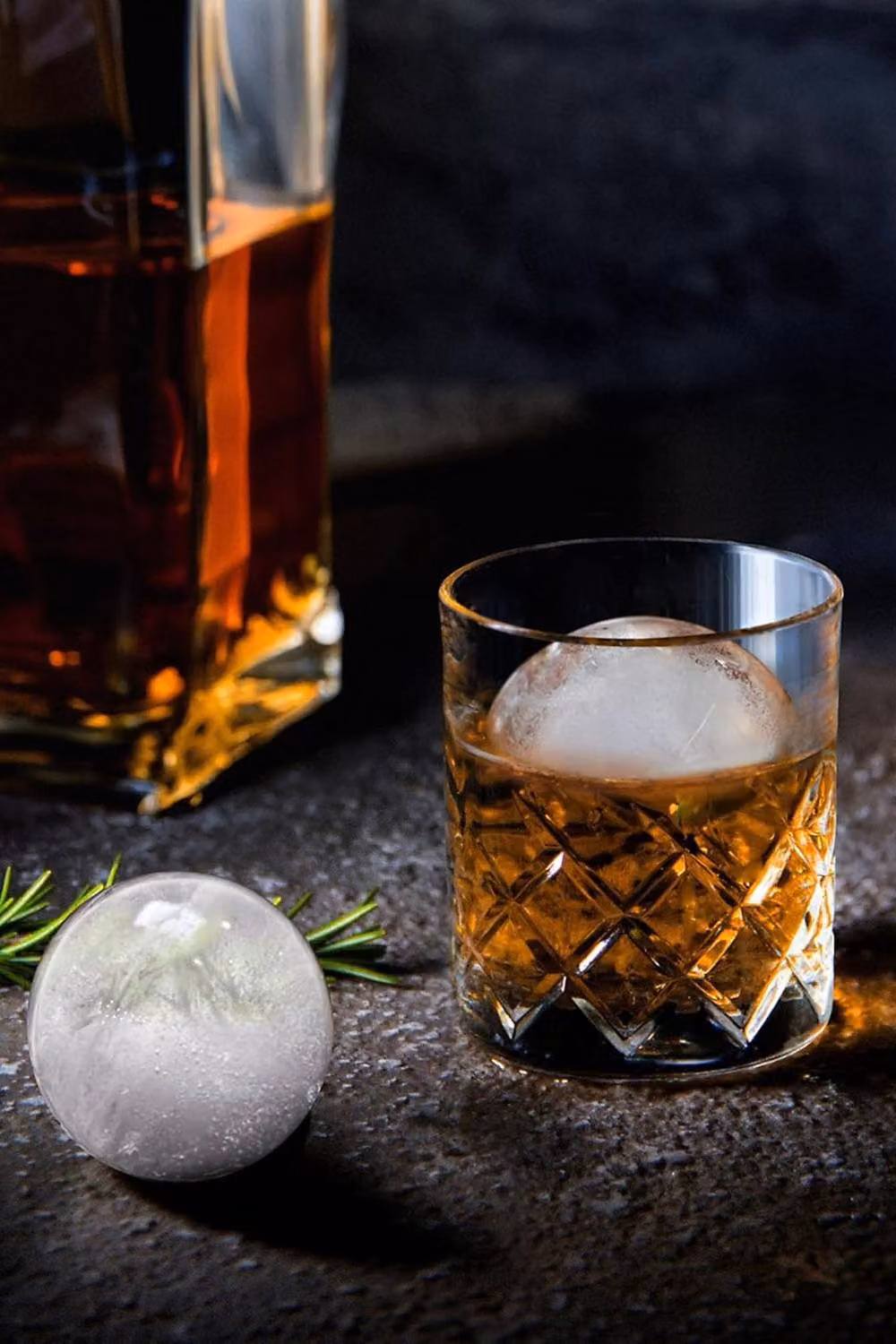 Final Touch Yarai Shiver Ice Ball Shot Glass Set with Ice Ball Moulds, Transparent, Set of 4 – 3