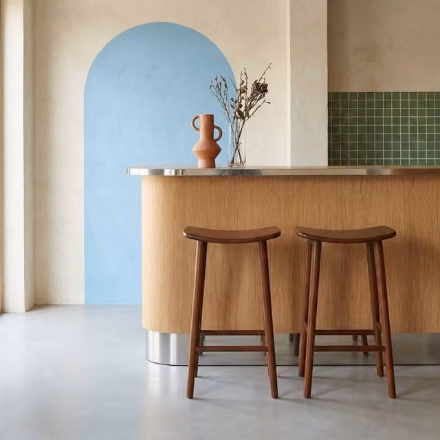sweeek Set of 2 Vintage Rubberwood Bar Stools in Dark Brown, H 66 cm x W 31 cm x D 46 cm – 1