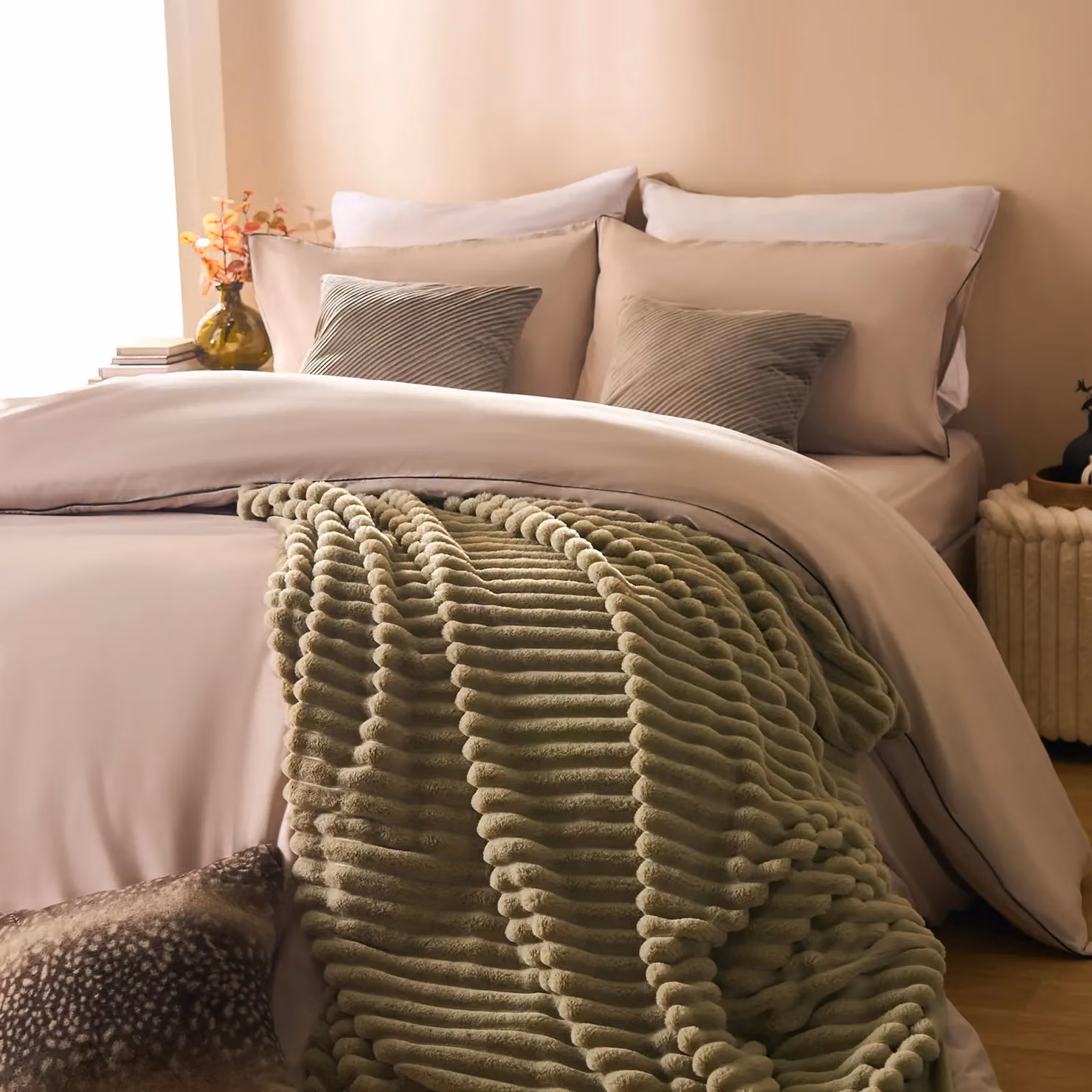 OHS Microfibre Piped Edge Duvet Cover and Pillowcase Set in Beige and Black, Double Size (W/D/H: 200 x 200 cm) – 2