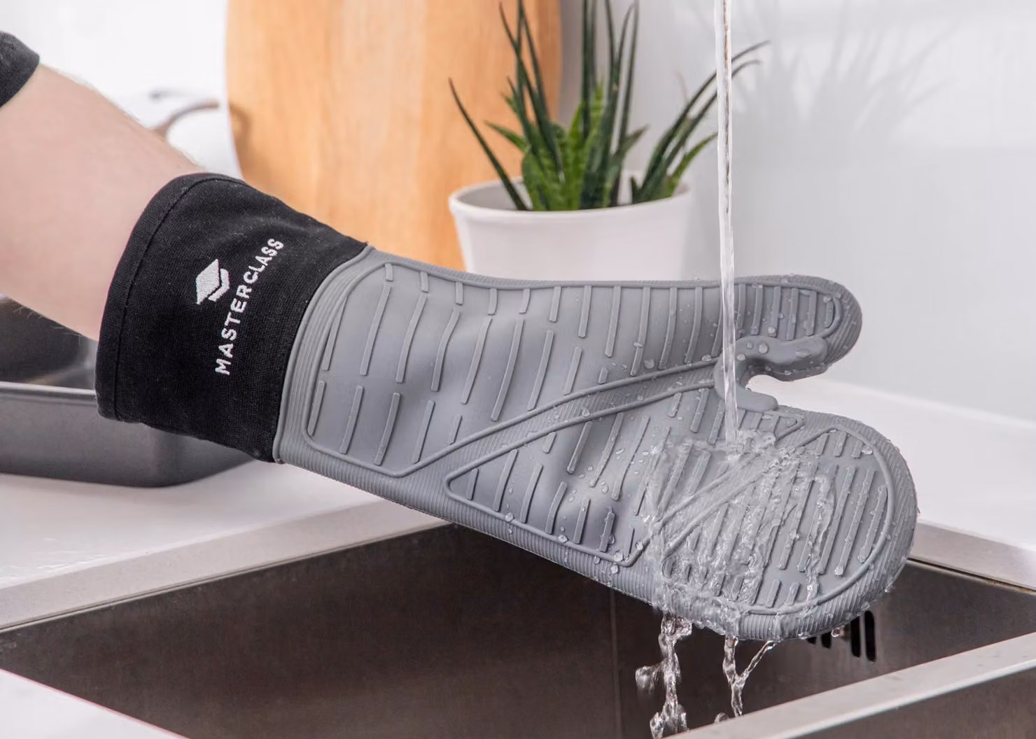 MasterClass Waterproof Non-Slip Silicone Oven Glove in Grey and Black – 2