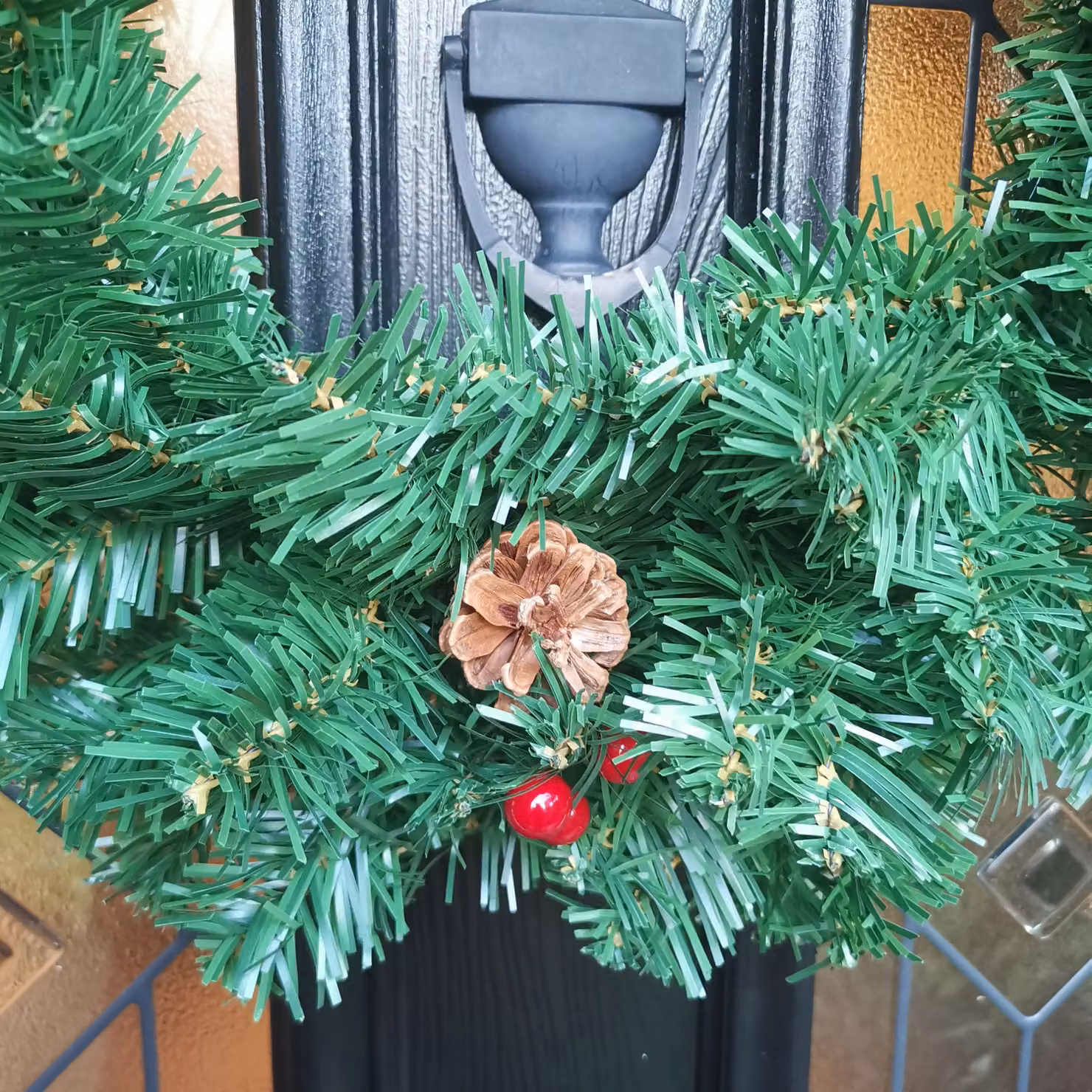 Samuel Alexander 50cm Premier Christmas Wreath with Festive Berries and Cones in Green – 3