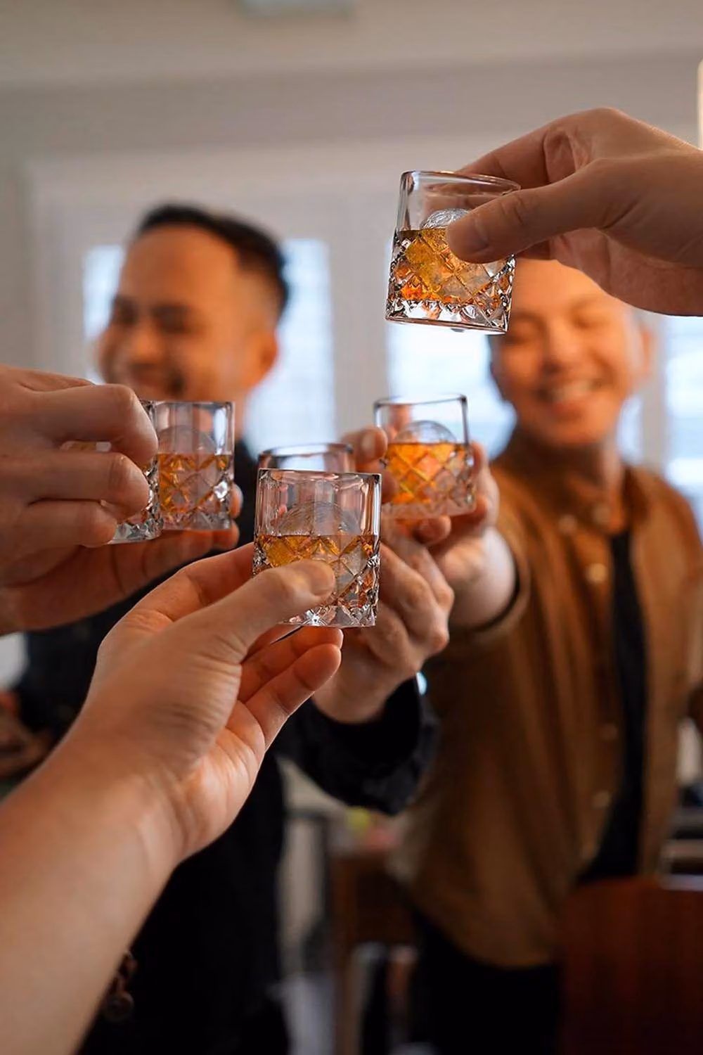 Final Touch Yarai Shiver Ice Ball Shot Glass Set with Ice Ball Moulds, Transparent, Set of 4 – 4