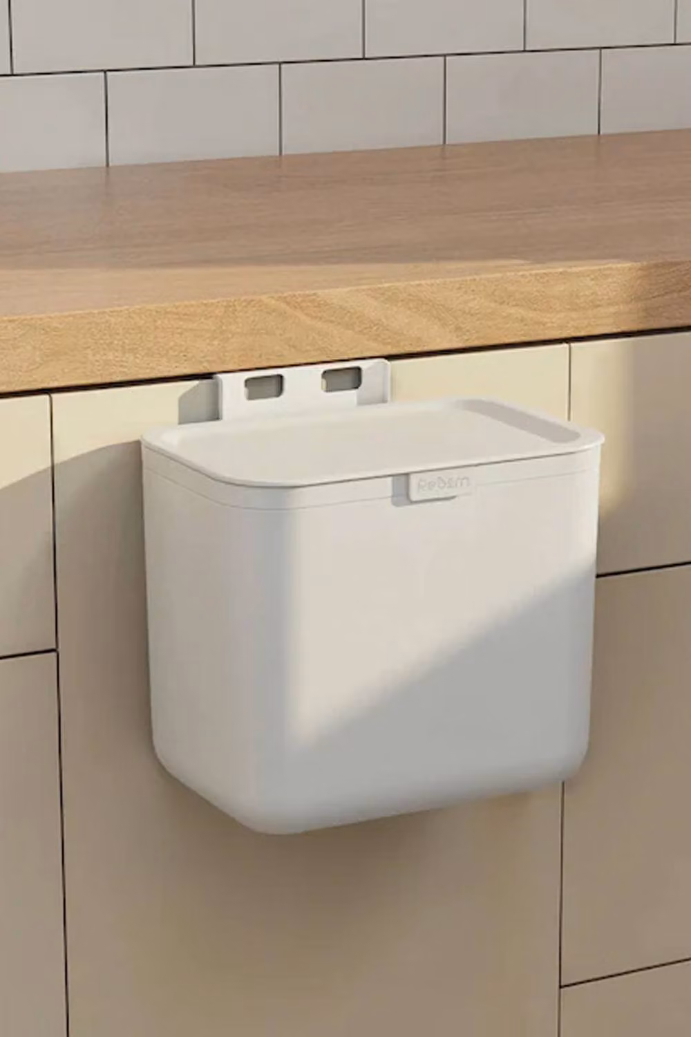 ReBorn SquishBin 20 Litre Wall Mounted Plastic Bin with Integrated Back Handle and Flip Lid in White – 2