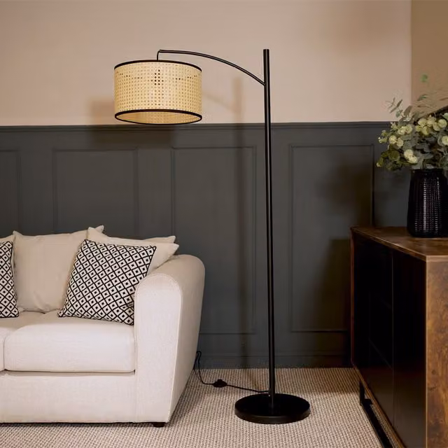 ValueLights Preto Curved Floor Lamp with Black Metal Base and Rattan Cane Drum Shade