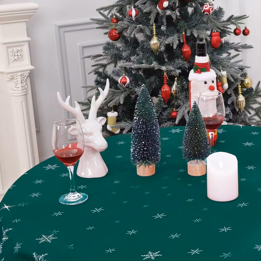 London Boutique Snowflake Christmas Round Tablecloth in Green and White, Diameter: 152.4 cm – 2