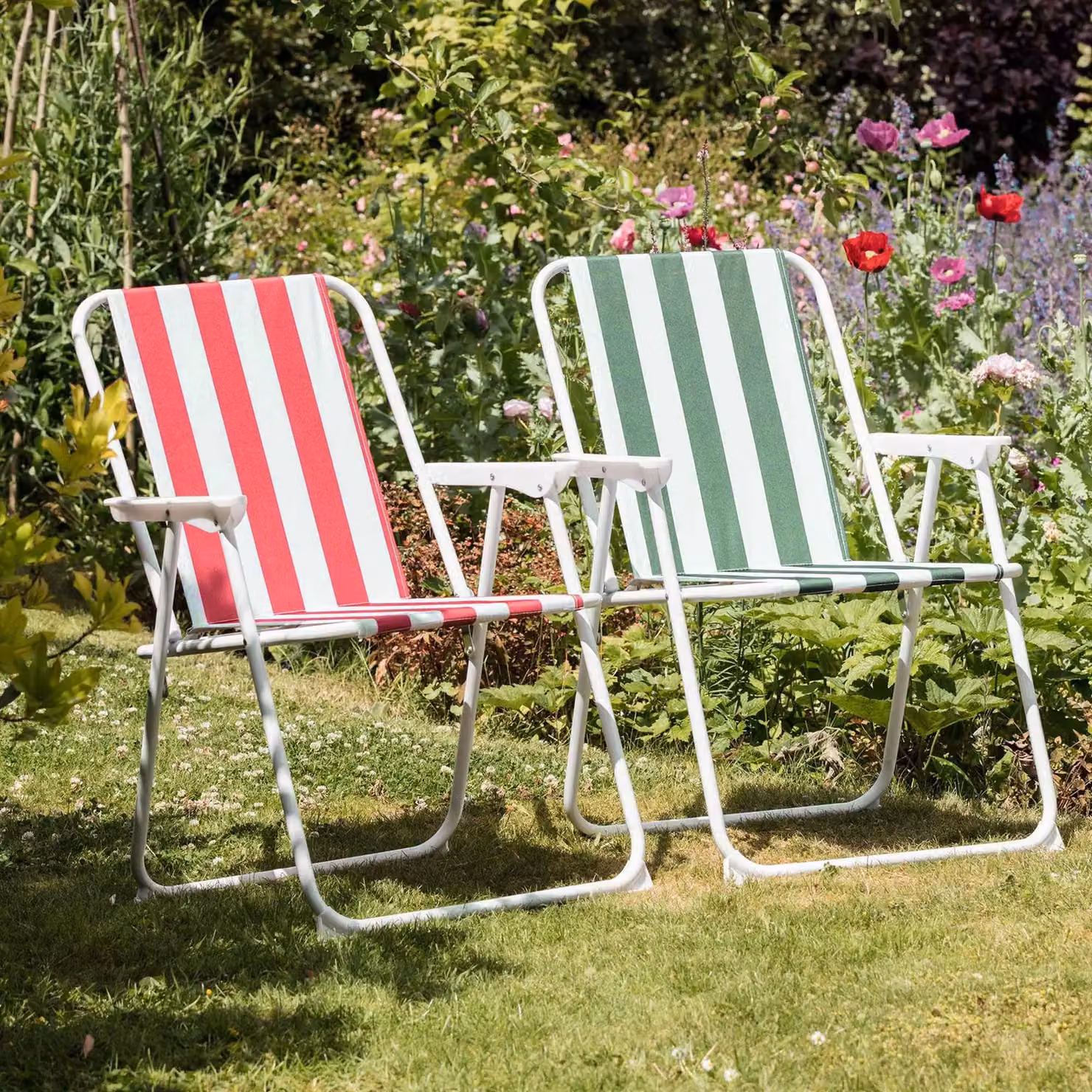 Harbour Housewares Pack of 4 Folding Metal Beach Chairs with Armrests in Red and Green Maritime Stripe – 2