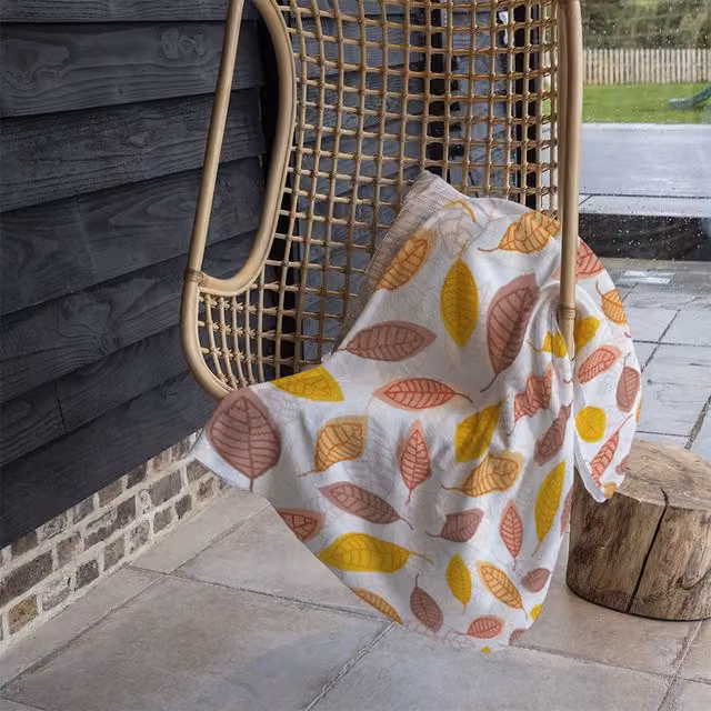 Benjamin Tate Design Small Autumn Leaves Fleece Blanket in Orange, Beige and Multicolour, W/D/H: 120 x 150 cm