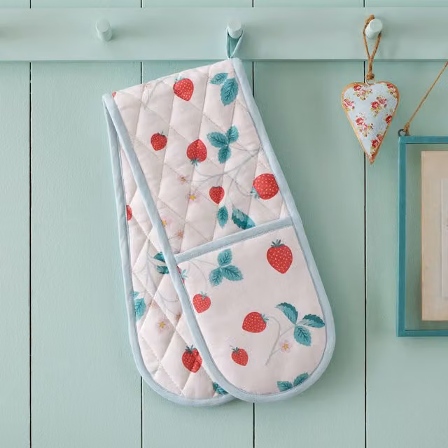 Catherine Lansfield Strawberry Garden Cotton Oven Glove in Cream and Red
