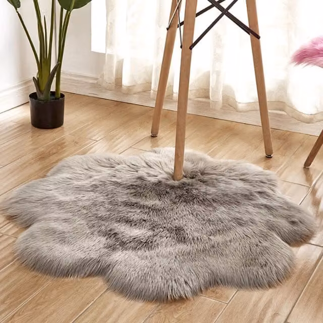 Livingandhome Grey Flower Shape Shaggy Faux Fur Decor Rug